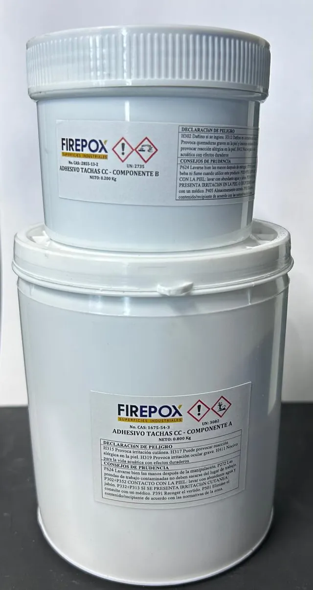 Envases de los componentes A y B del adhesivo epóxico Firepox para tachas
