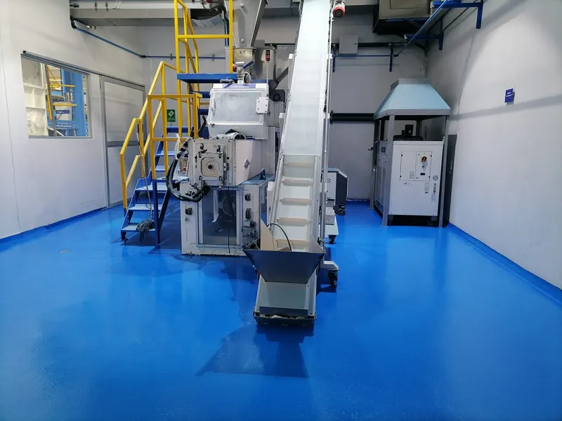 Área de proceso industrial con piso de resina aplicado