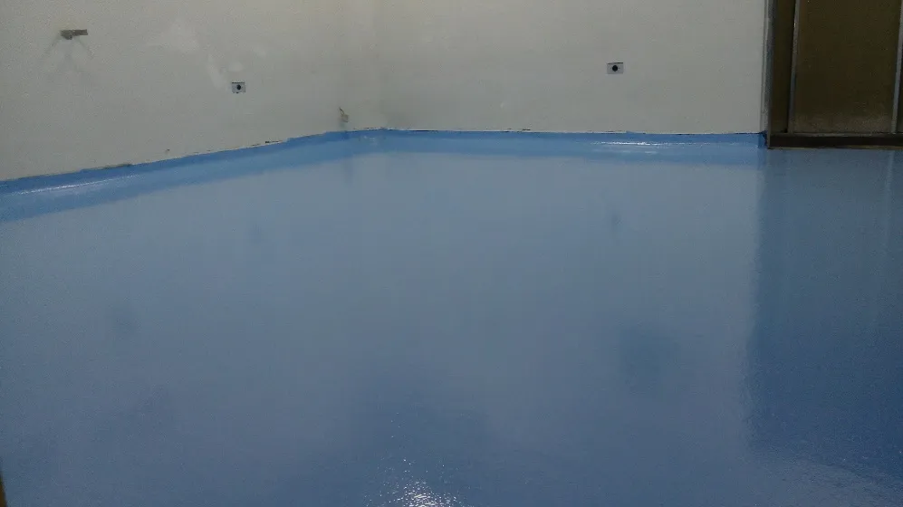 Quirófano de la Clínica Asotrauma en Ibagué con piso antiestático azul y media caña