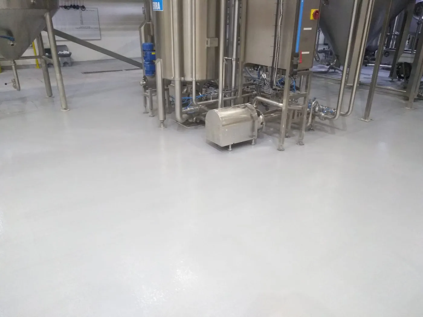 Piso epóxico industrial aplicado por Firepox en BBC Planta de Envasado