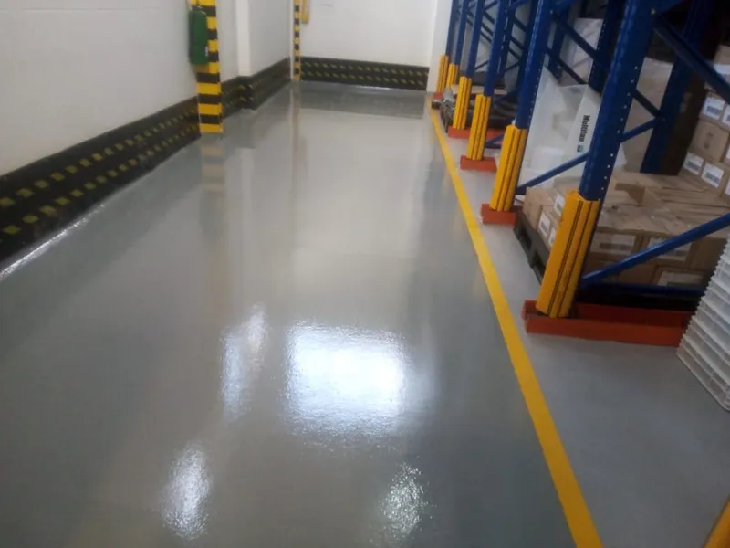 Piso epóxico industrial aplicado por Firepox en Bodega de Artículos para Industria Avícola - Barrio El Polo