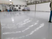 Piso de mortero epóxico Firepox MT en una bodega industrial con tránsito de montacargas