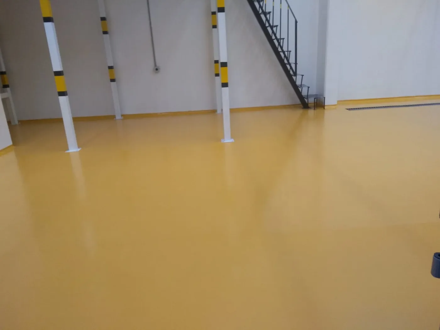 Piso epóxico industrial aplicado por Firepox en Bottling