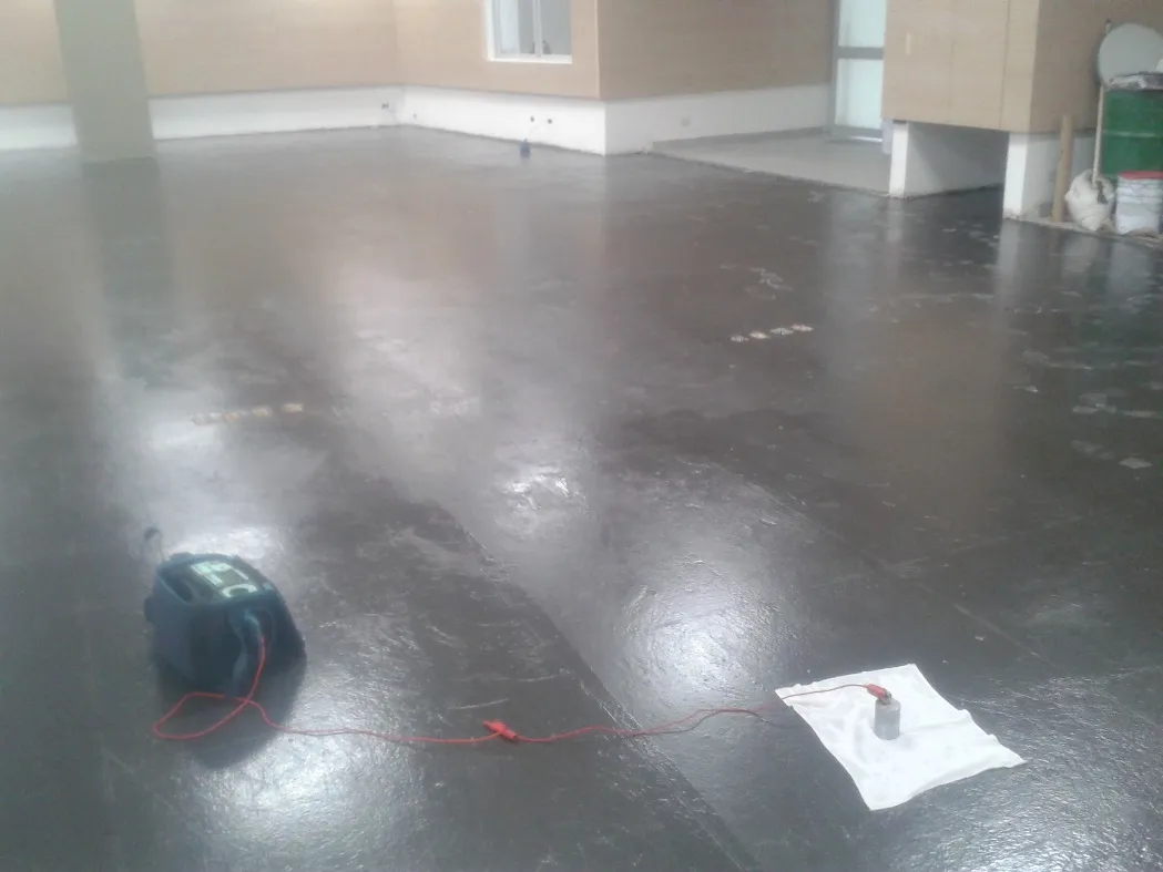 Medición de resistividad sobre el piso antiestático del centro de sistemas de emergencia en Bogotá