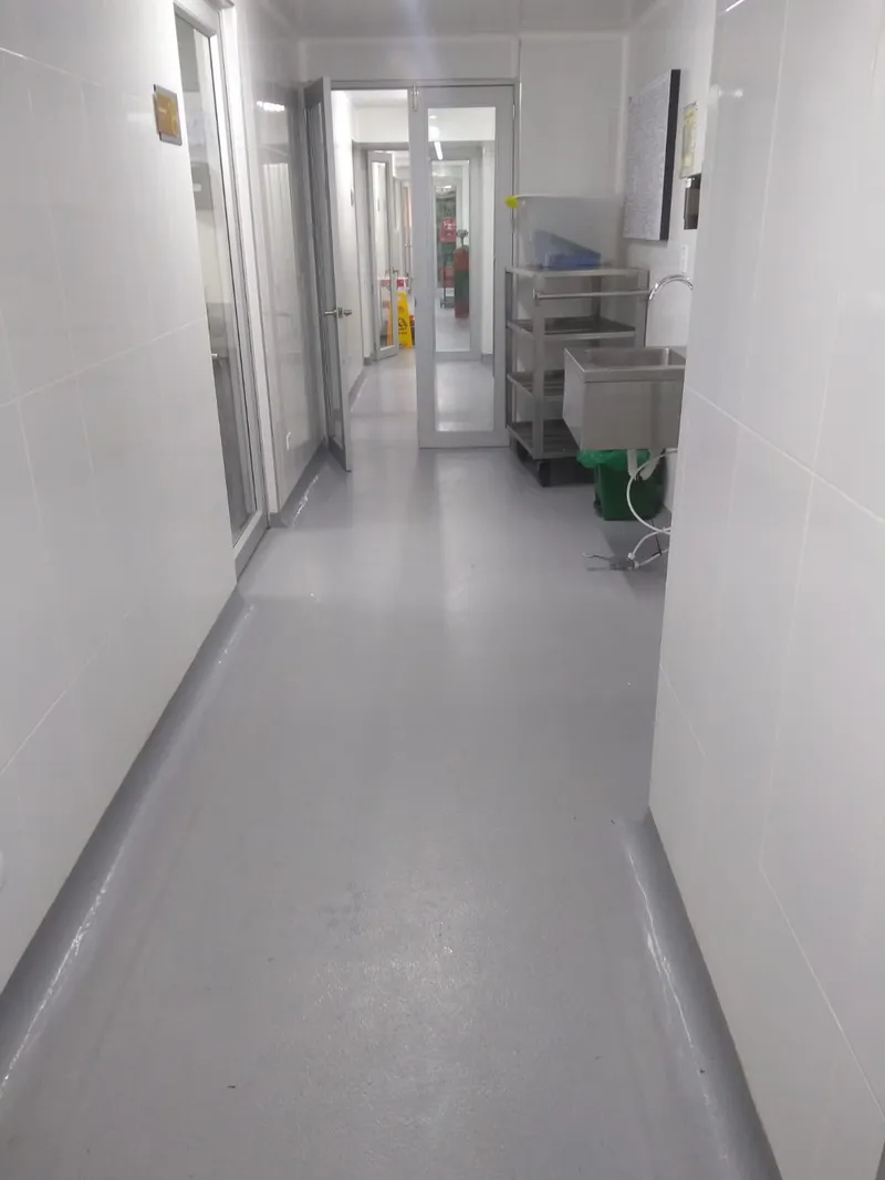 Piso epóxico industrial aplicado por Firepox en Cocina Hospital la Misericordia