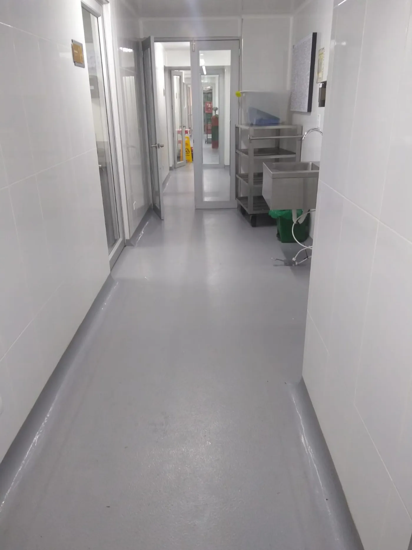 Piso epóxico industrial aplicado por Firepox en Cocina Hospital la Misericordia