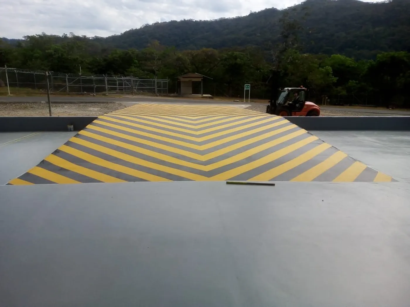 Piso epóxico industrial aplicado por Firepox en CPF Floreña - Yopal Casanare - Bodega de Químicos