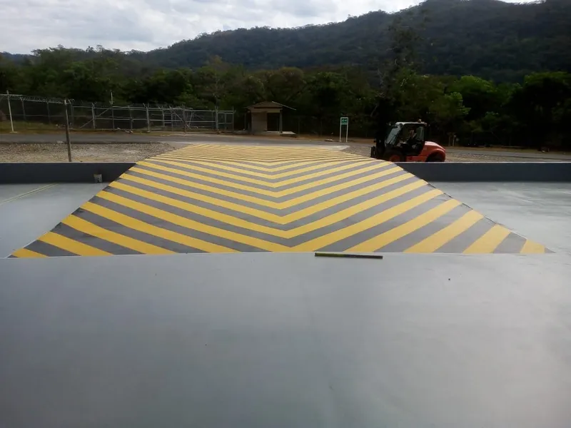 Piso epóxico industrial aplicado por Firepox en CPF Floreña - Yopal Casanare - Bodega de Químicos