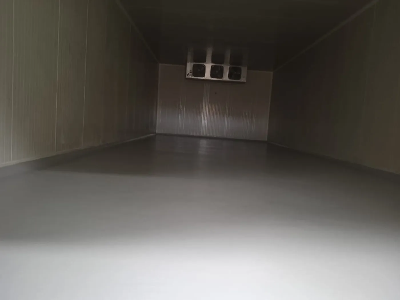 Piso epóxico industrial aplicado por Firepox en Cuarto de Congelación - Puro Pollo - Sincelejo Sucre