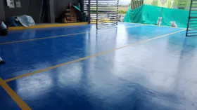 Demarcación amarilla sobre piso industrial