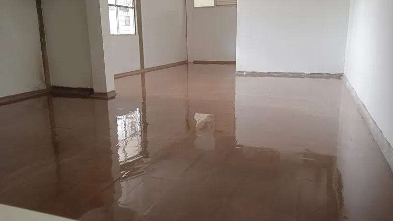 Piso epóxico industrial aplicado por Firepox en Dersa Empaque Líquidos