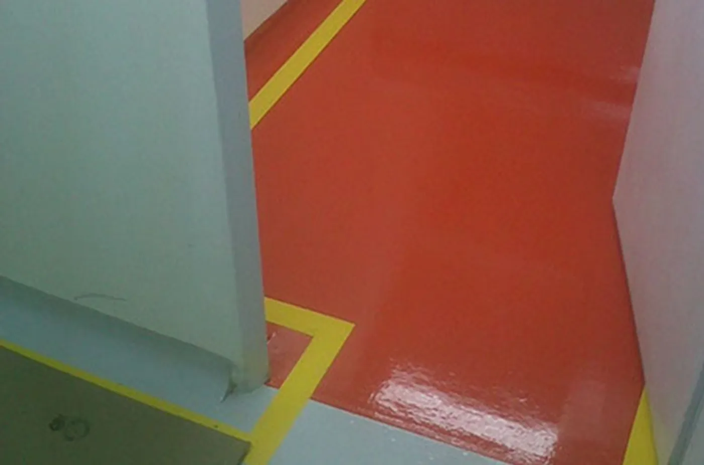 Piso epóxico industrial aplicado por Firepox en Laboratorio Expopharma