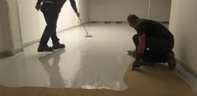 Piso epóxico con acabado liso en un área de trabajo
