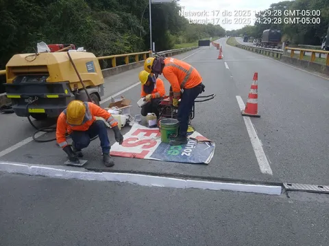 Cuadrilla preparando la mezcla de Firepox 6325 junto a la junta del puente