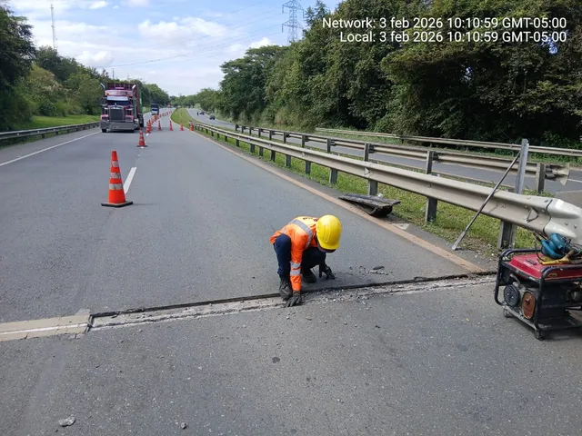 Operario retirando concreto deteriorado en el borde de una junta de puente antes de la reparación