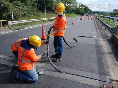 Instalación del perfil de sello elastomérico en la junta de dilatación