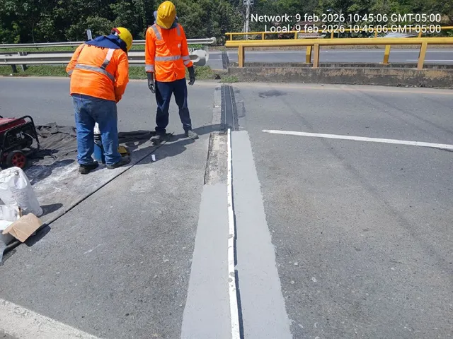 Transición de junta de dilatación reconstruida con Firepox 6325 en un puente de la concesión PISA