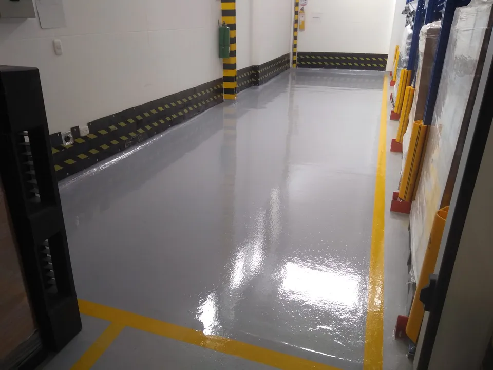 Piso epóxico sanitario en un área de proceso de alimentos