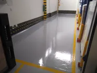 Piso epóxico autonivelante Firepox AN con acabado liso y brillante en planta industrial