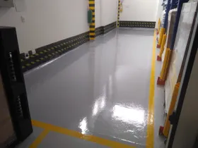 Piso epóxico autonivelante recién aplicado en una planta