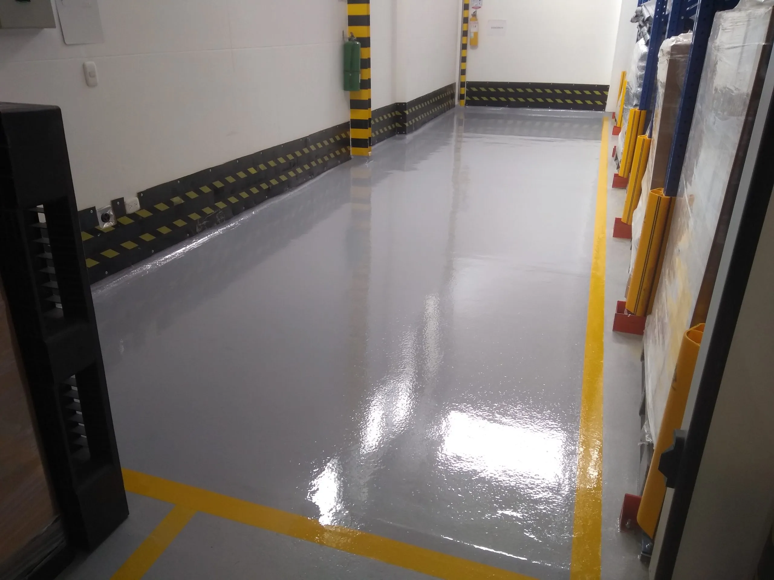 Piso epóxico sanitario en un área de proceso de alimentos