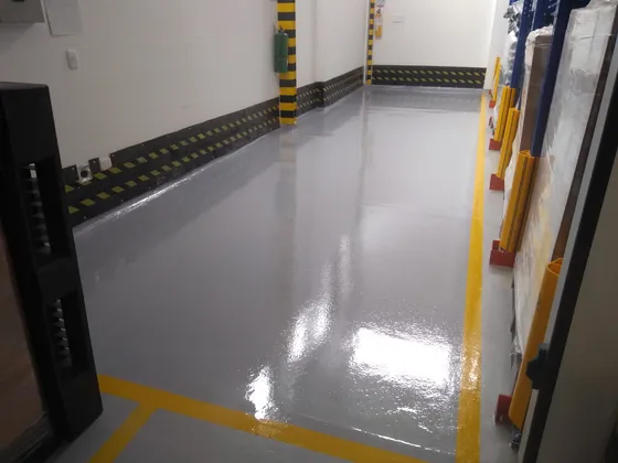 Piso epóxico autonivelante Firepox AN con acabado liso y brillante en planta industrial