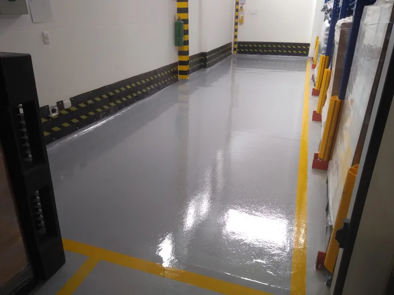 Piso epóxico sanitario con media caña en una planta de alimentos