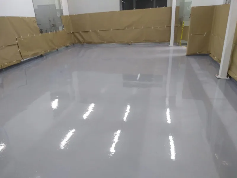 Piso epóxico industrial aplicado por Firepox en Woden